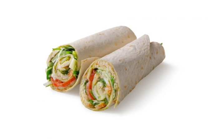 Wrap gegrilde kip, sla, avocado en mayonaise