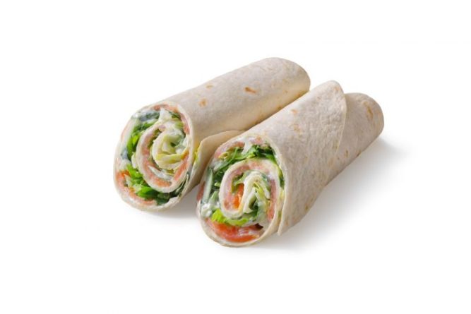 Wrap tonijnsalade, sla, kappertjes en zongedroogde tomaat